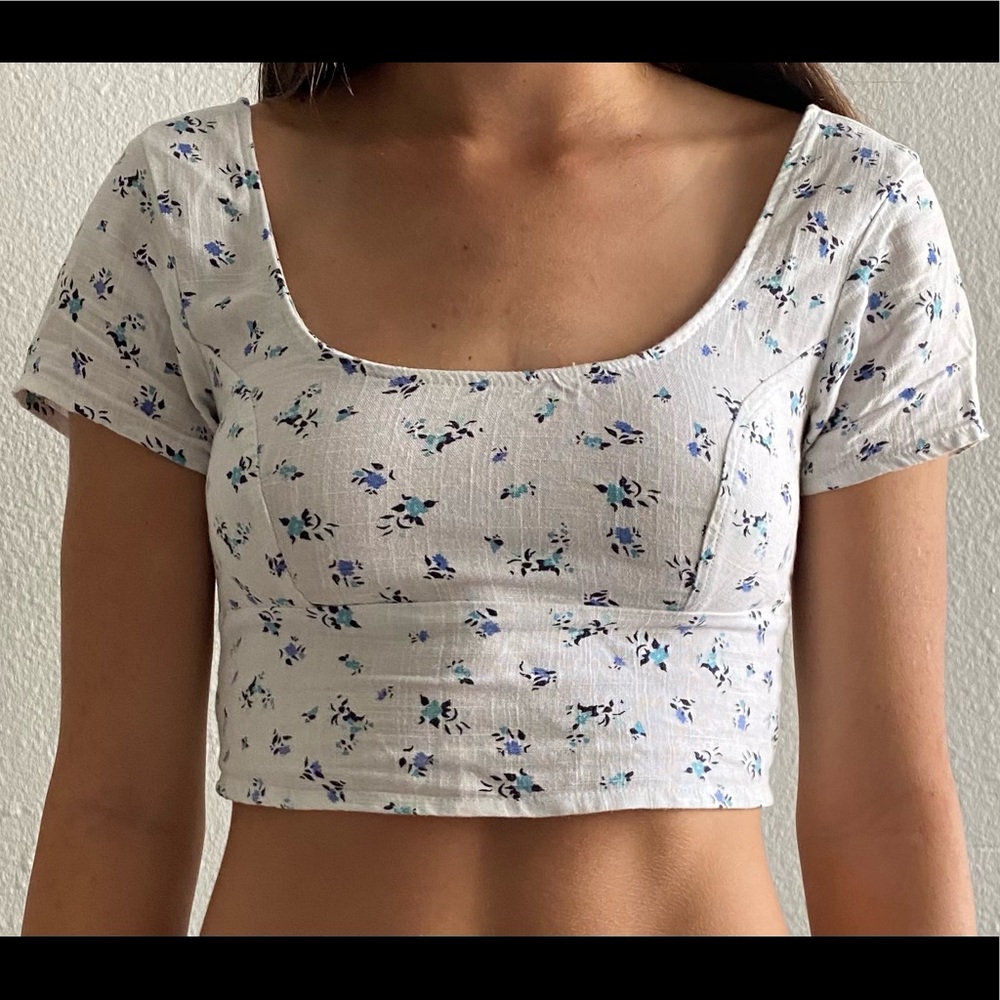 Ivy + Main floral crop top size small